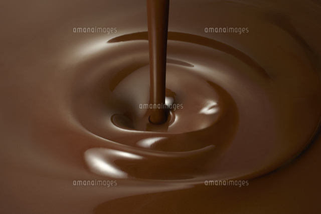 液体のチョコレートの中に垂れるチョコレート
(c)Doable/a.collectionRF
