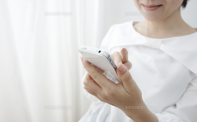 携帯電話を持って検索する女性の手
(c)Doable/a.collectionRF