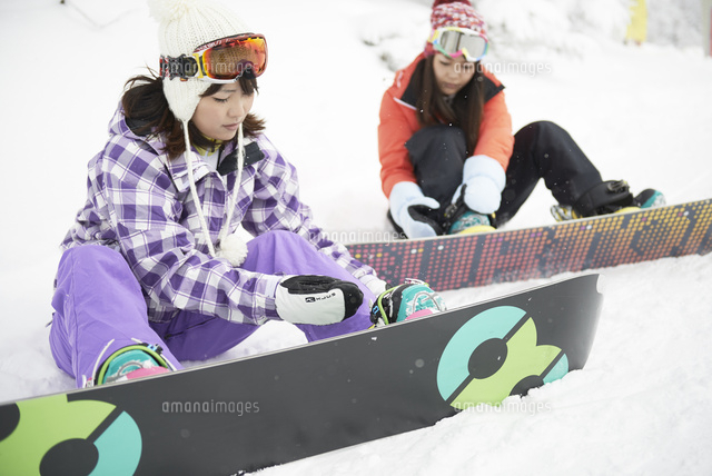 スノーボードを装着する雪山の女子
(c)Doable/a.collectionRF