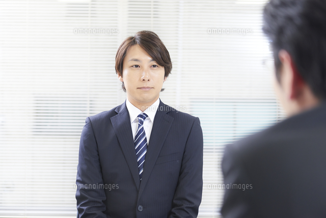 面接をされるリクルートスーツの男性
(c)Doable/a.collectionRF
