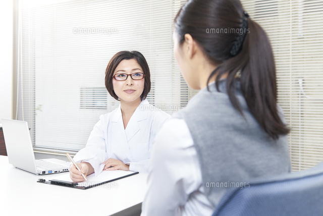 社内にてカウンセリングをする女性社員とカウンセラー
(c)Doable/a.collectionRF