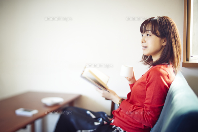 カフェにて本を読む女性
(c)Doable/a.collectionRF