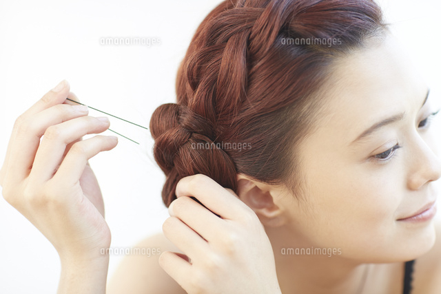 ヘアアレンジをする女性
(c)Doable/a.collectionRF