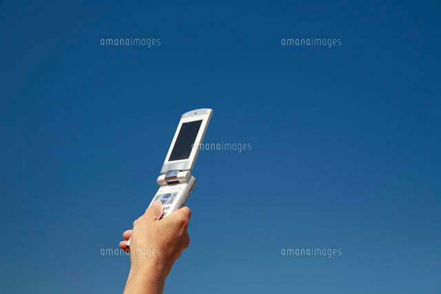 携帯電話と青空
(c)HIRO/a.collectionRF