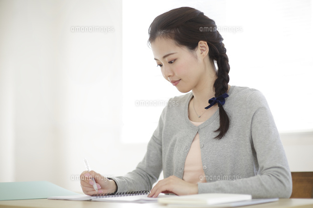 資格の勉強をする若い女性
(c)AKIRA/a.collectionRF