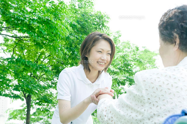 話をするシニア女性と看護師
(c)RYO/a.collectionRF