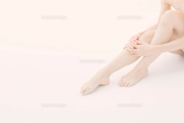 フットケアをする日本人女性の足元
(c)VGL/a.collectionRF