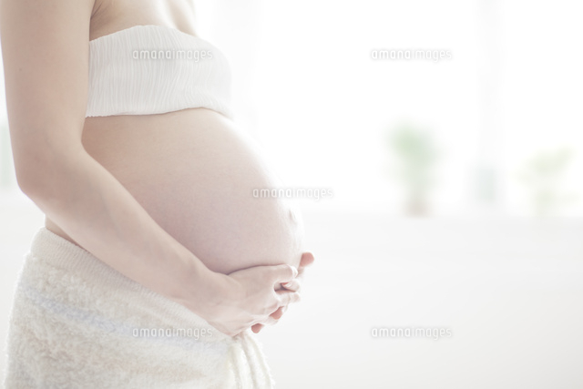 お腹に手をあてる妊婦
(c)VGL/a.collectionRF