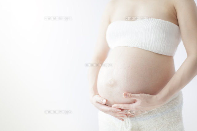 お腹に手をあてる妊婦
(c)VGL/a.collectionRF
