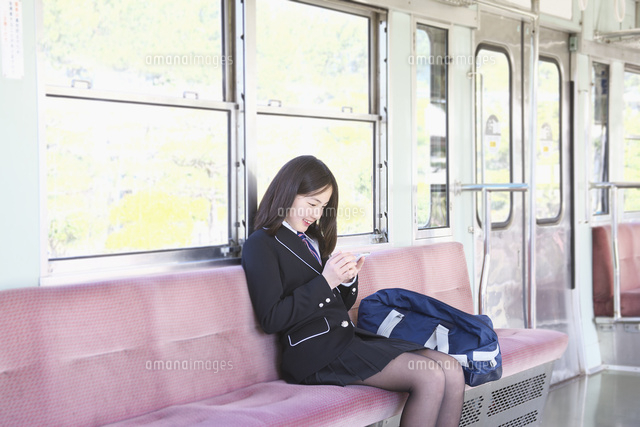 電車の中でスマートフォンを操作する女子中学生
(c)iplan/a.collectionRF