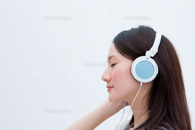 静かに音楽を聴く20代女性の横顔
(c)absodels RF