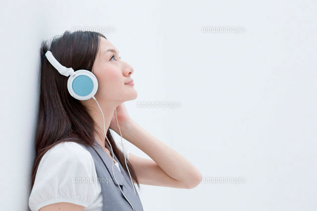 ヘッドフォンで音楽を聴く20代女性の横顔
(c)absodels RF