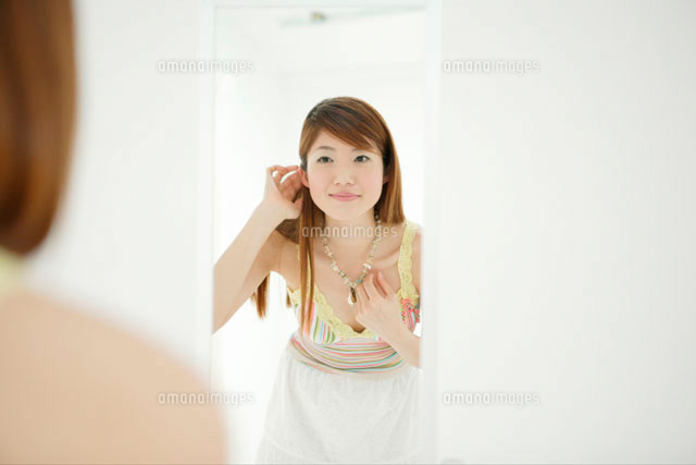 鏡の前で髪を触る日本人女性[10161005971]｜ 写真素材・ストックフォト・画像・イラスト素材｜アマナイメージズ