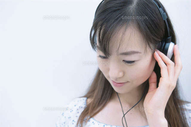 ヘッドホンで音楽を聴く日本人女性
(c)absodels RF