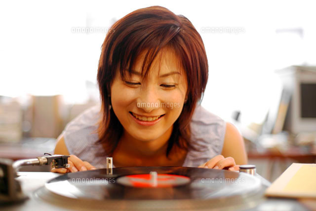 レコード盤を見つめる日本人女性
(c)absodels RF