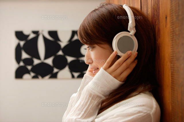 ヘッドフォンで音楽を聴く若い女性
(c)absodels RF