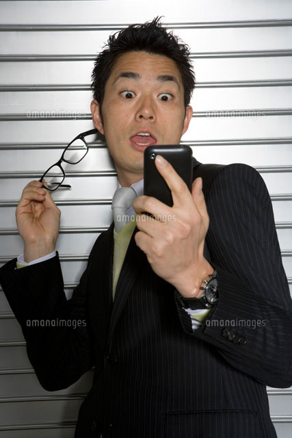 携帯電話を見て驚くビジネスマン
(c)absodels RF