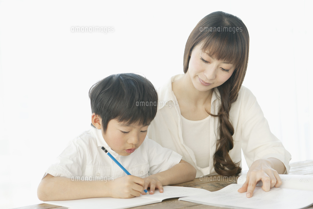 勉強を教える母親と子供
(c)absodels RF