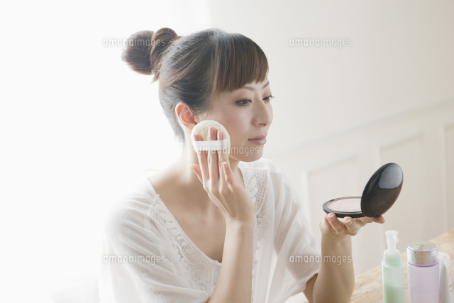 化粧をする女性
(c)absodels RF