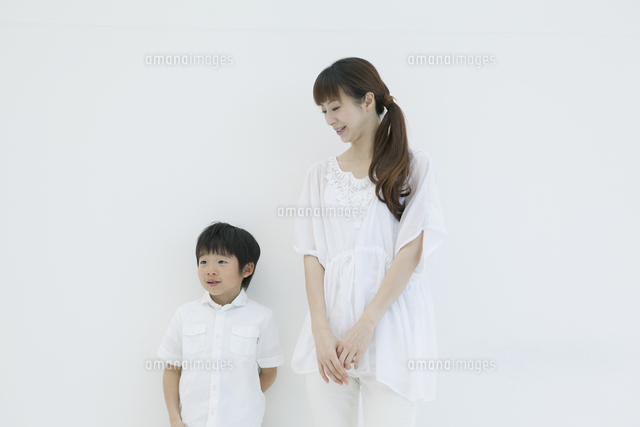 少年を見つめる母親
(c)absodels RF