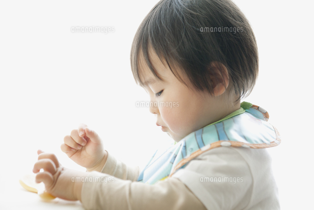 何かに夢中になる赤ちゃん[10161008998]｜ 写真素材・ストックフォト・画像・イラスト素材｜アマナイメージズ