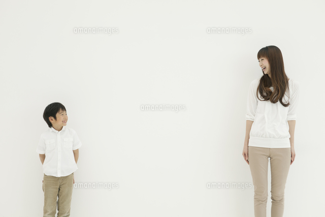 少年と見つめ合う母親
(c)absodels RF