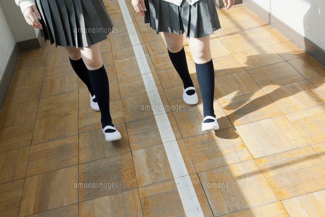 廊下を歩く女子高生
(c)absodels RF