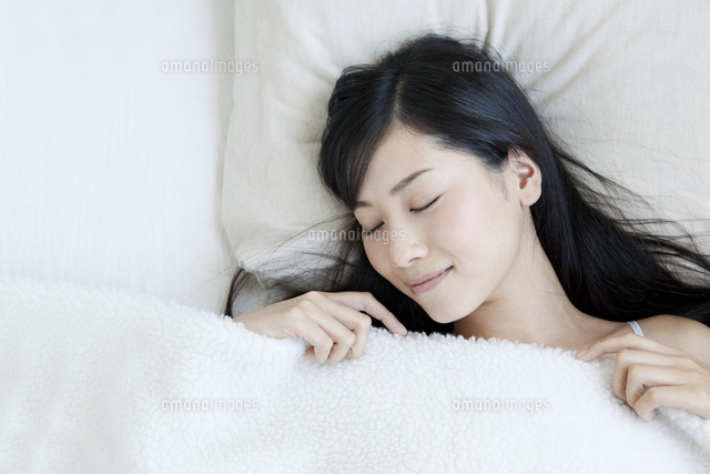 ベッドで睡眠をとる女性
(c)absodels RF