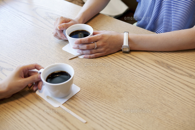 カフェでコーヒーを飲む女性達の手
(c)absodels RF