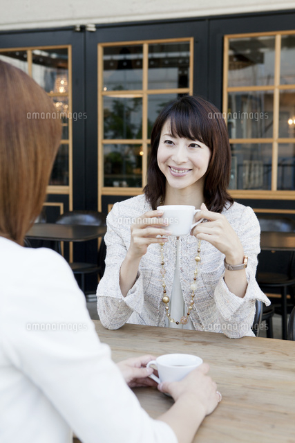 カフェで打合せをする女性達
(c)absodels RF