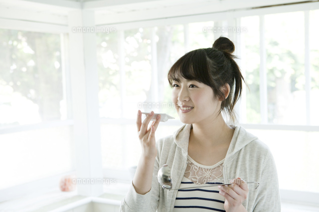 料理を味見する10代女子大生
(c)absodels RF