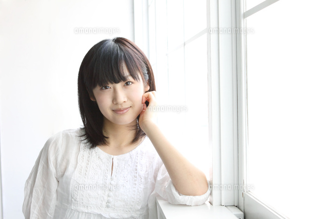 肘をつく女性ポートレート
(c)absodels RF