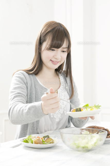 食事をする20代女性
(c)absodels RF