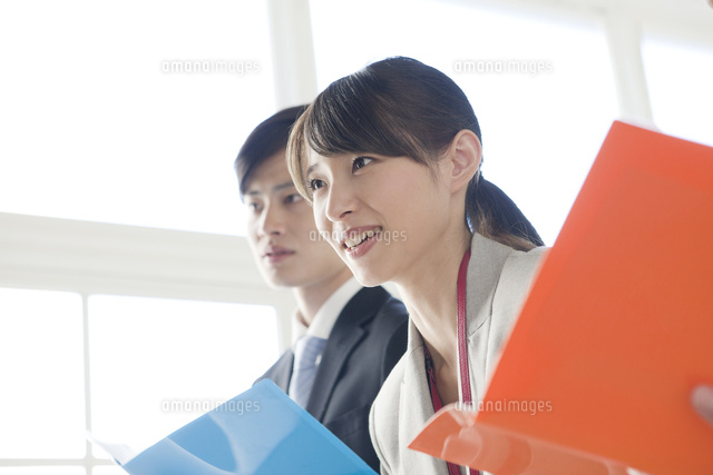 プレゼン中の会社員2人
(c)absodels RF