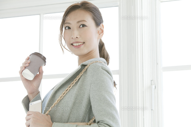 コーヒーを持つ20代女性
(c)absodels RF