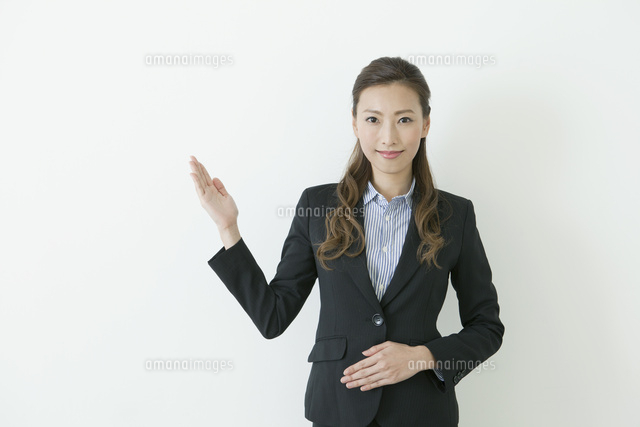 スーツ姿の20代の女性
(c)absodels RF