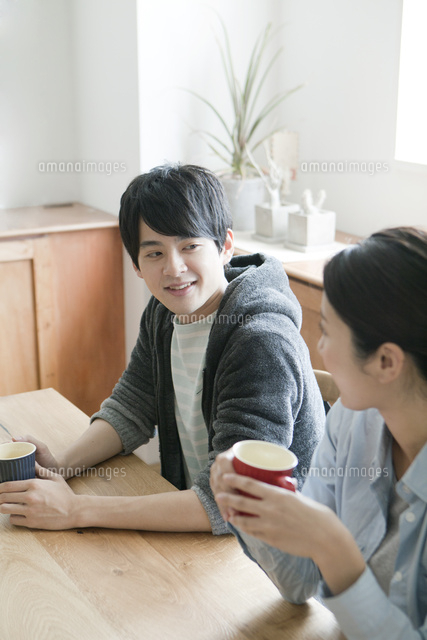部屋で過ごす20代カップル
(c)absodels RF