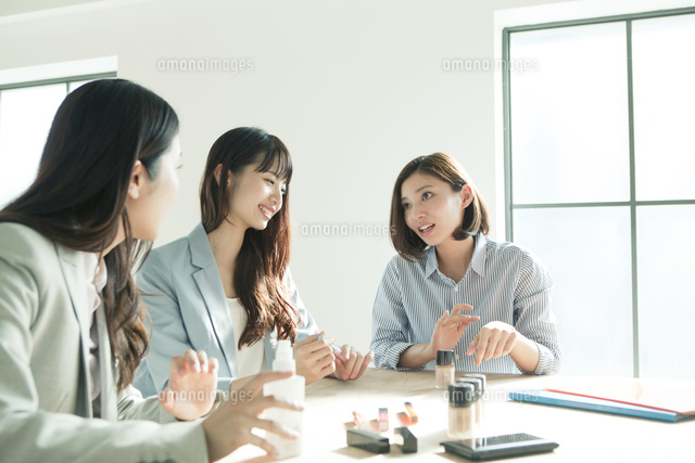 化粧品を試す20代女性3人
(c)absodels RF