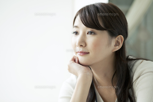 頬杖をつく20代女性
(c)absodels RF