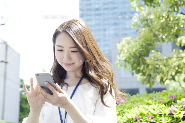 スマホを使う20代女性ビジネスイメージ
(c)absodels RF