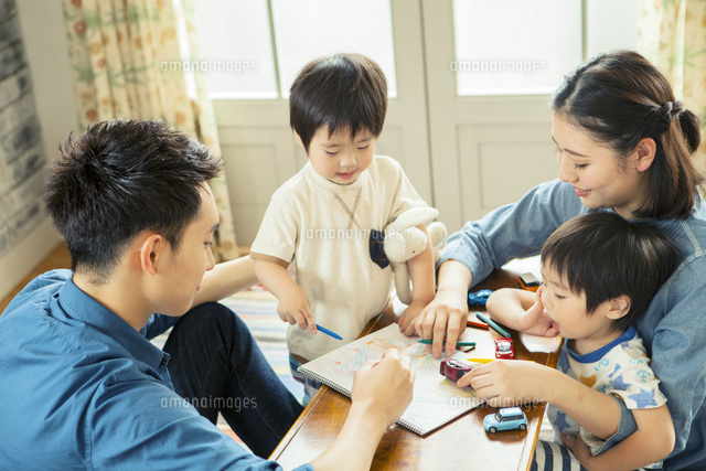 リビングダイニングで過ごす家族
(c)absodels RF