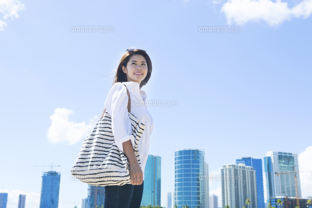 海岸を散歩する20代女性
(c)absodels RF