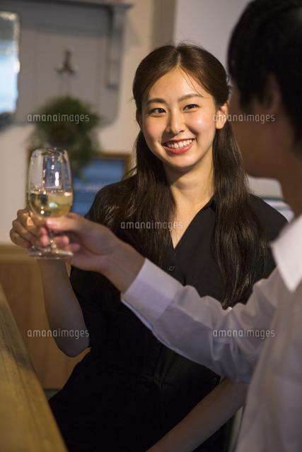 バーで飲む20代男女
(c)absodels RF
