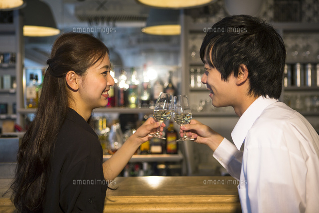 バーで飲む20代男女
(c)absodels RF