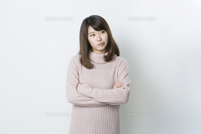 腕を組み怒る20代女性
(c)absodels RF