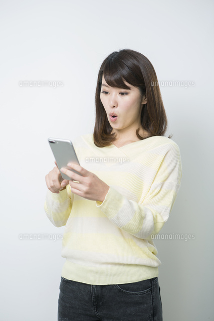 スマホを指差す20代女性
(c)absodels RF