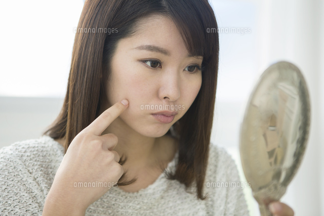 肌の様子をチェックする20代女性
(c)absodels RF