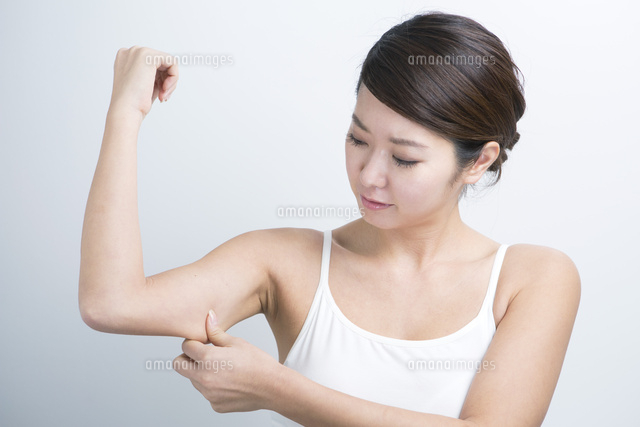 二の腕の脂肪が気になる20代女性
(c)absodels RF