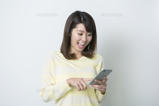 スマホを指差す20代女性
(c)absodels RF