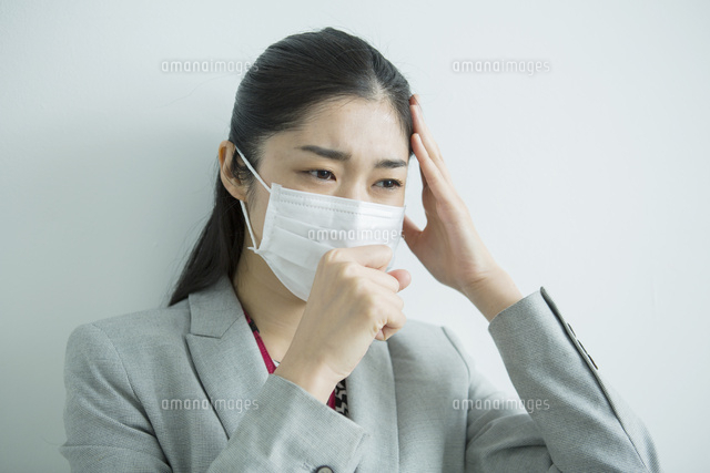 マスクをした30代女性会社員
(c)absodels RF
